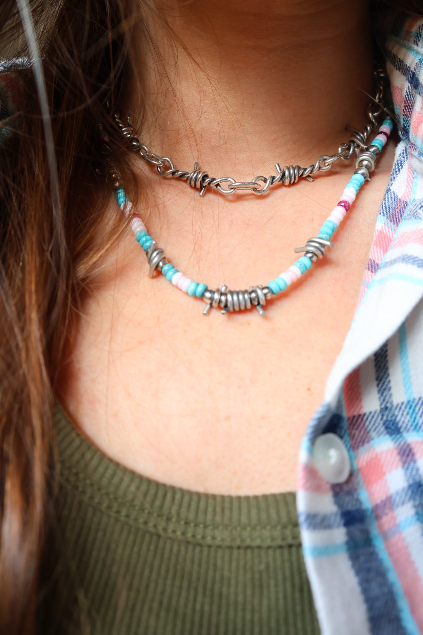 Barbed wire choker