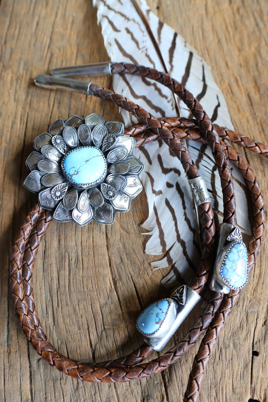 Golden Hills Flower Bolo