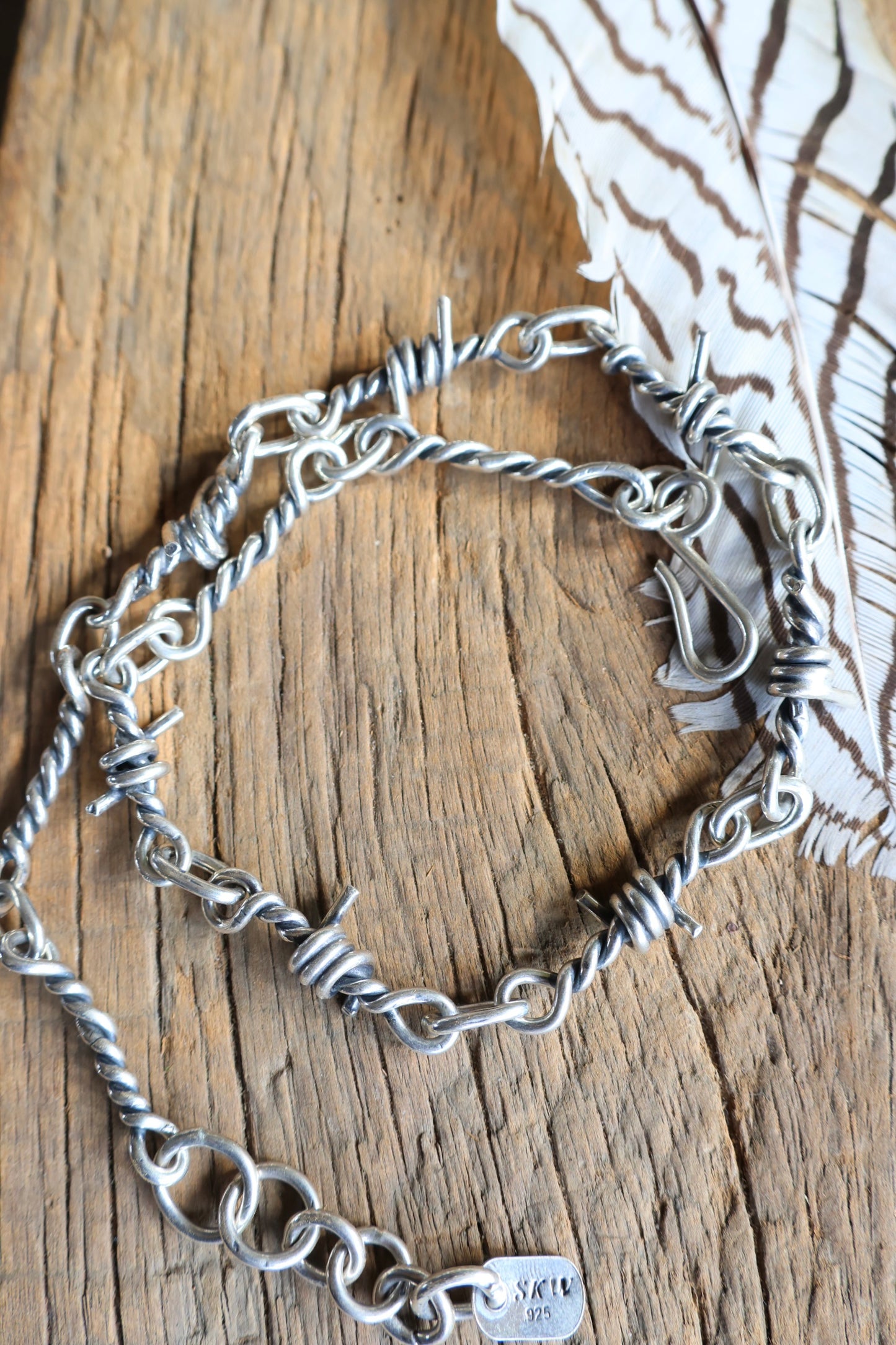 Barbed wire choker