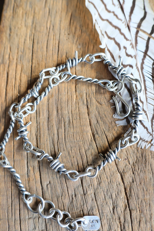 Barbed wire choker