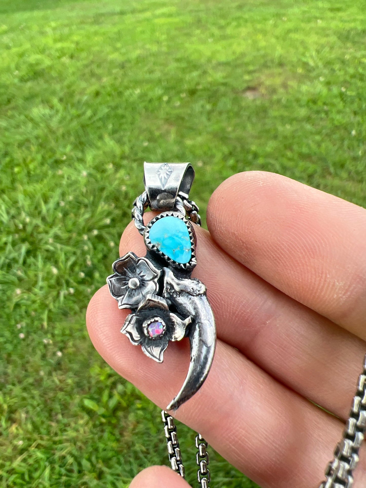 Silver claw pendant with Kingman turquoise