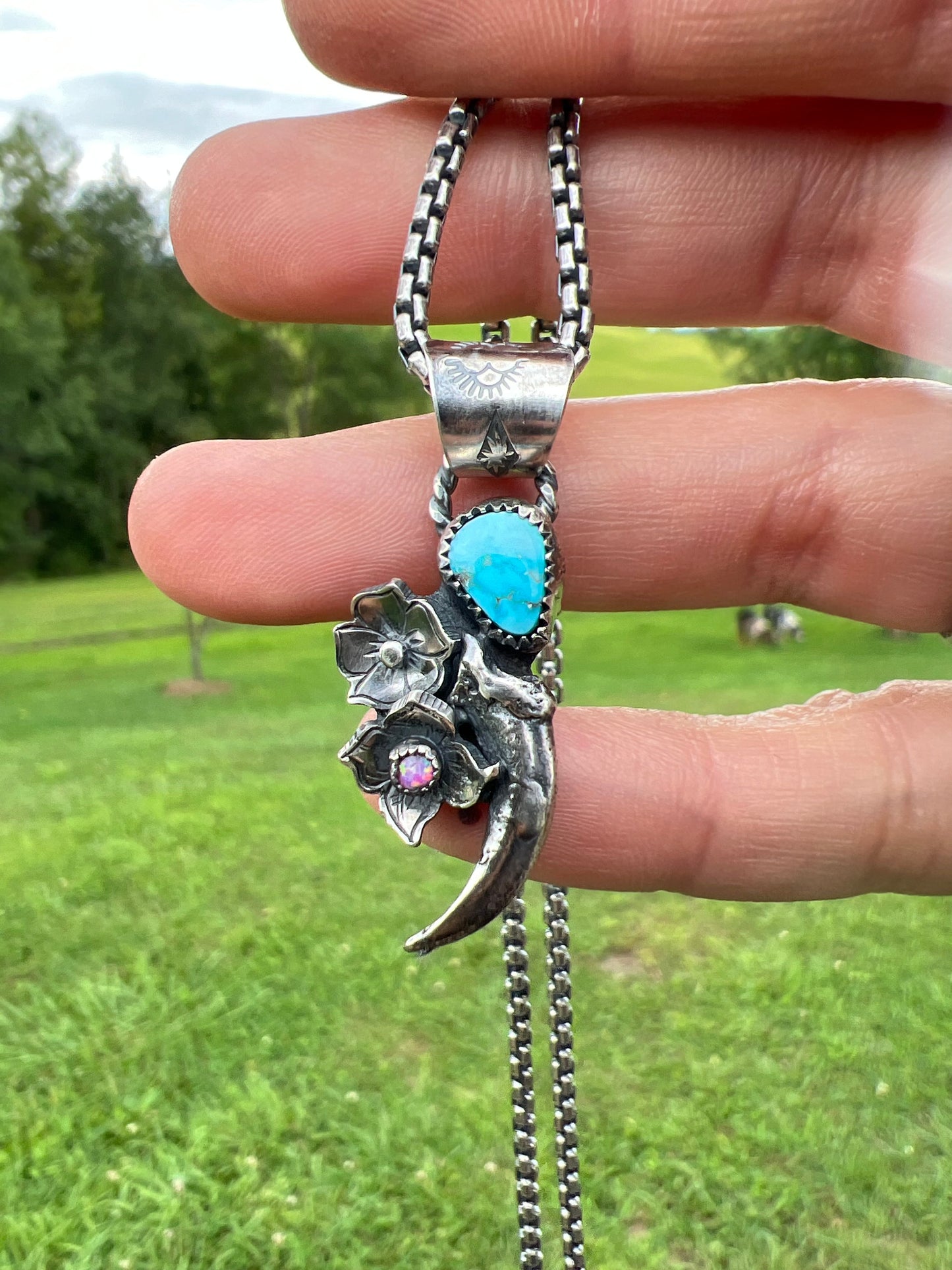 Silver claw pendant with Kingman turquoise