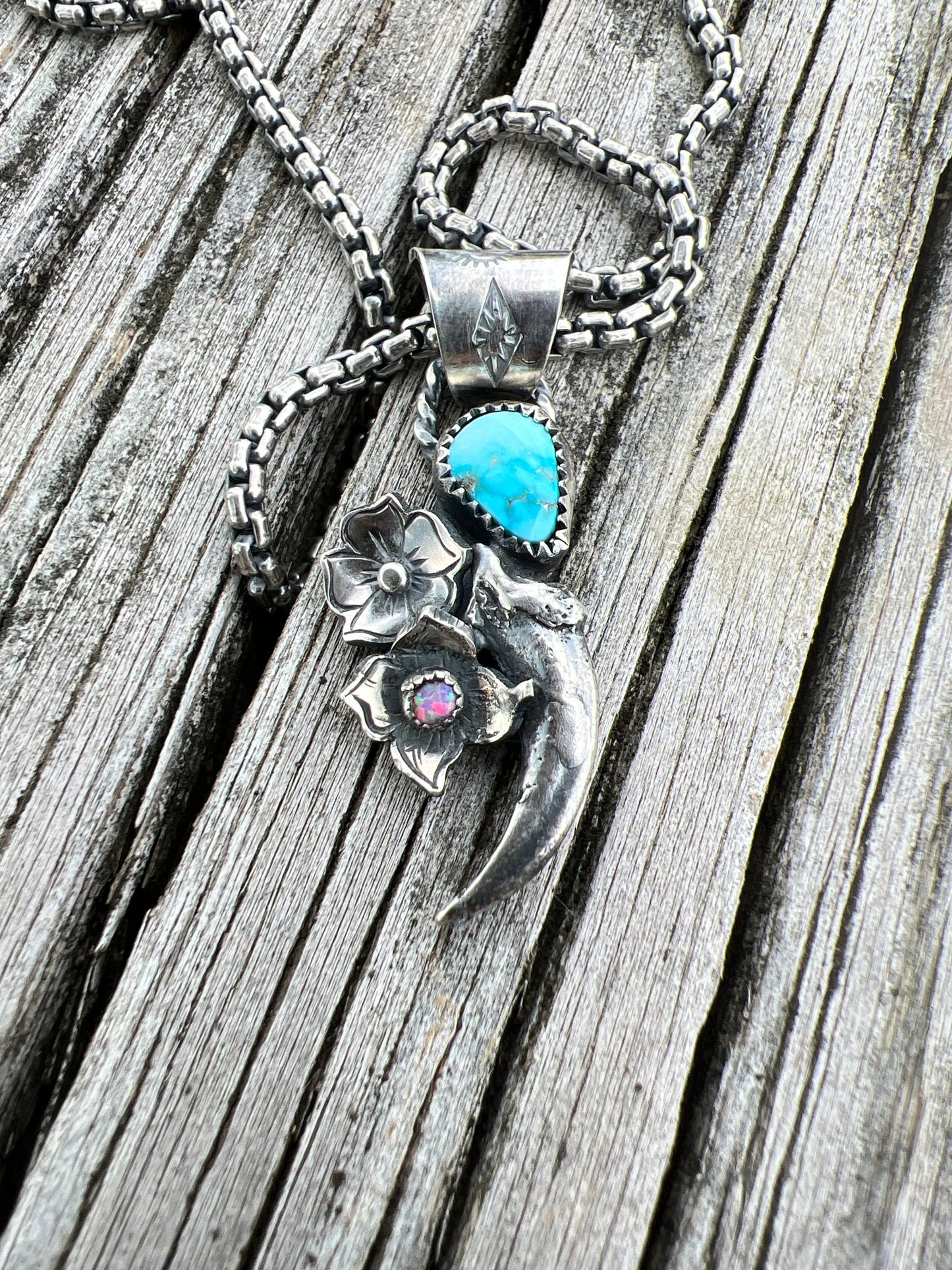 Silver claw pendant with Kingman turquoise