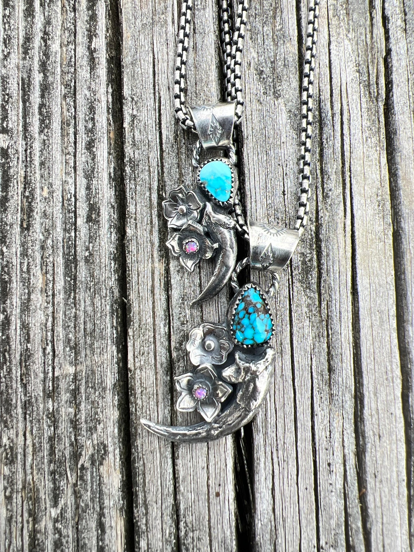 Silver claw pendant with Kingman turquoise