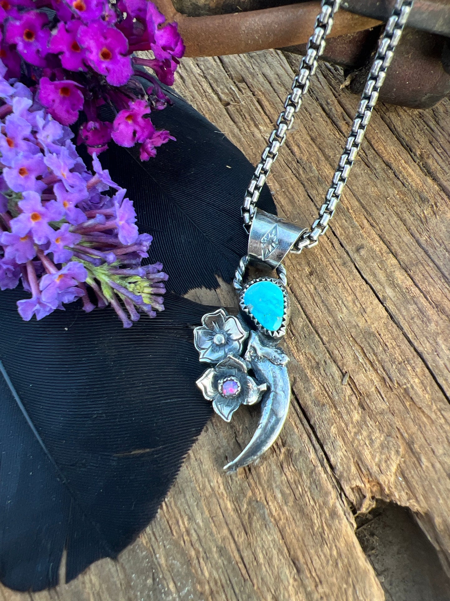 Silver claw pendant with Kingman turquoise