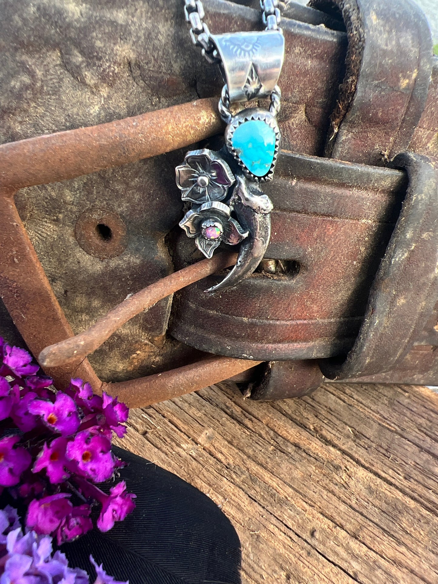 Silver claw pendant with Kingman turquoise