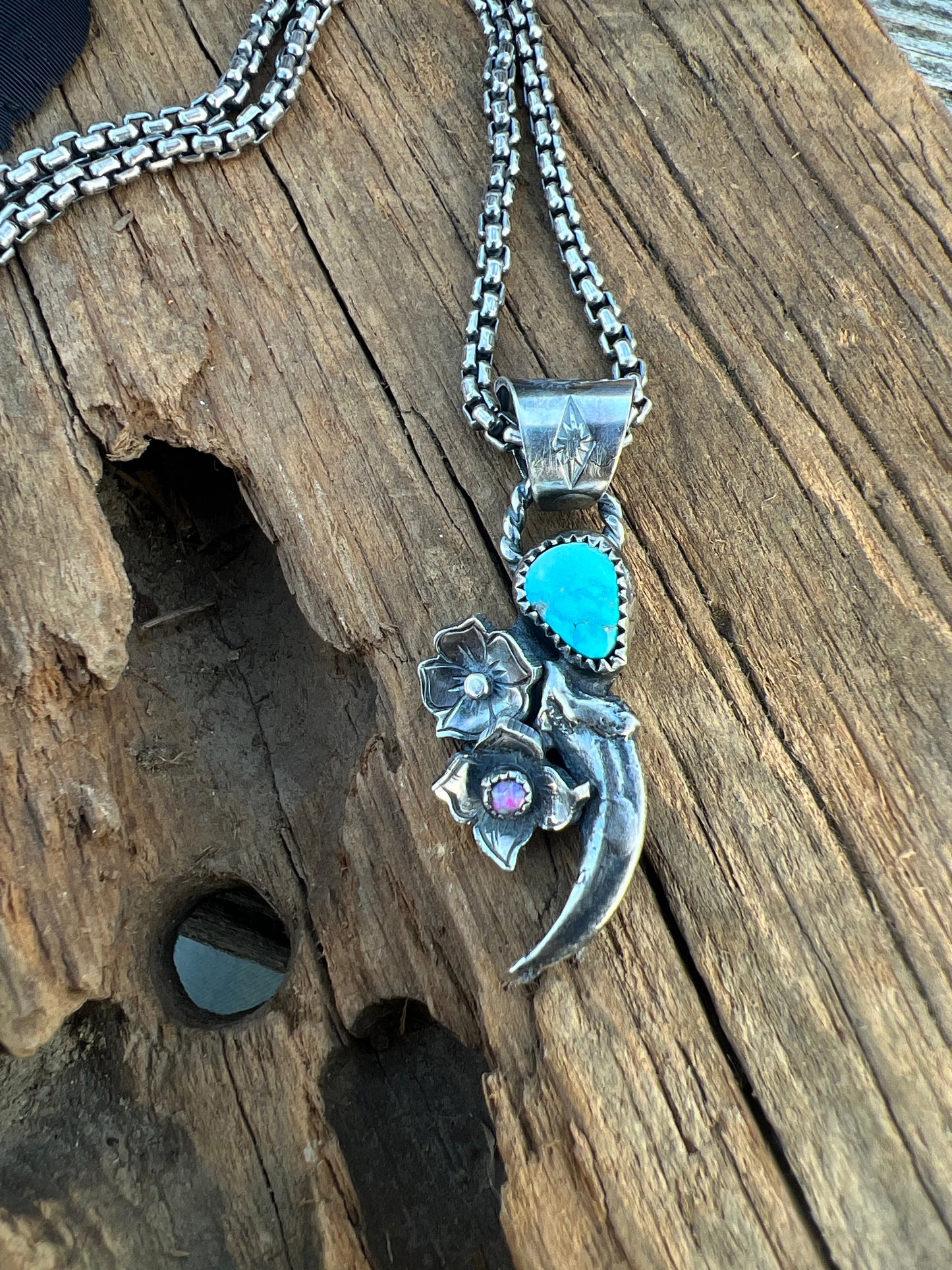 Silver claw pendant with Kingman turquoise